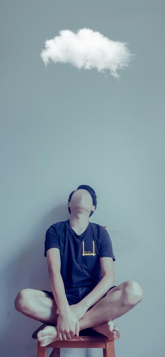 晚风匿名 App 漂流瓶界面截图，海面插画上有多个瓶子漂浮，底部显示投递与捞取两个操作按钮